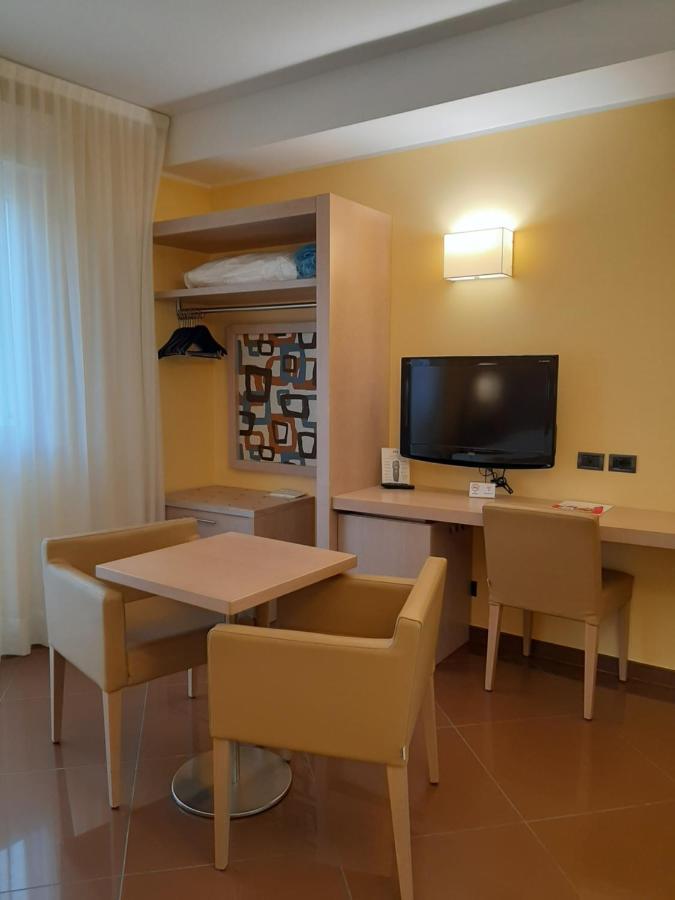 Hotel Chiaraluna Civitanova Marche Exterior photo