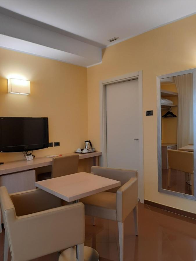 Hotel Chiaraluna Civitanova Marche Exterior photo