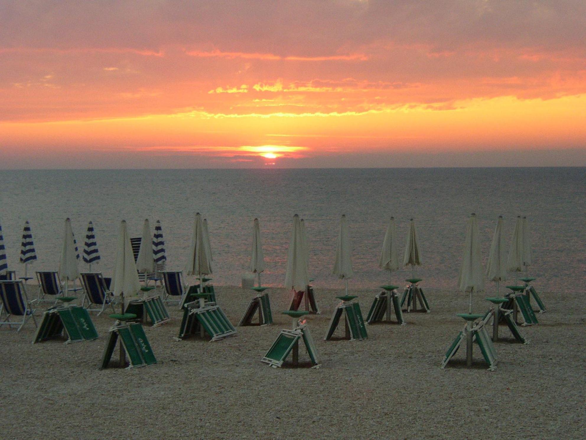 Hotel Chiaraluna Civitanova Marche Exterior photo
